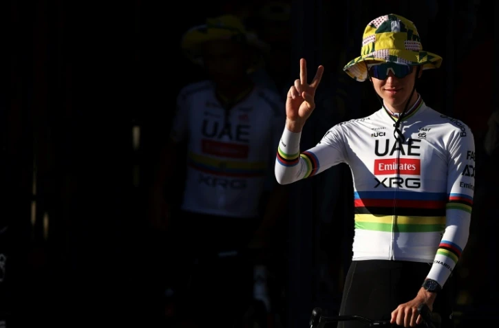 Le coureur slovène de l'équipe XRG, Tadej Pogacar, fait le signe de la victoire lors de la présentation officielle des équipes quelques jours avant le départ de la 112e édition du Tour de France, à Lille, dans le nord de la France, le 3 juillet 2025