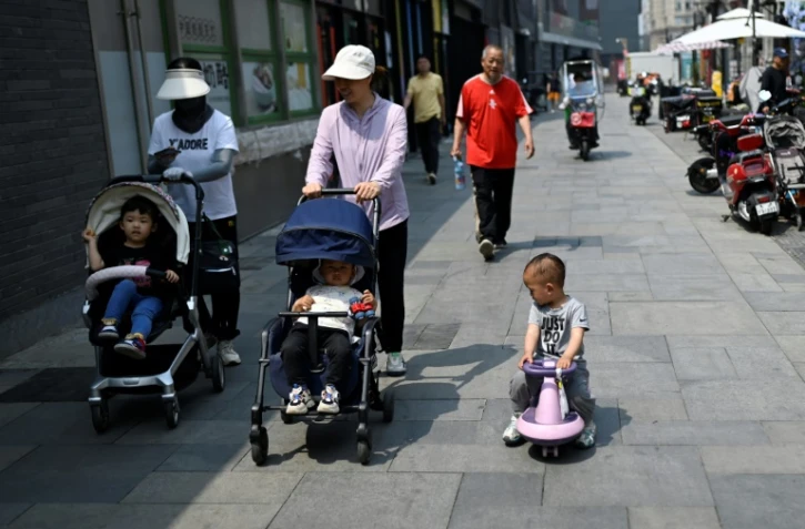 Des femmes avec des poussettes dans une rue de Pékin, le 20 mai 2025