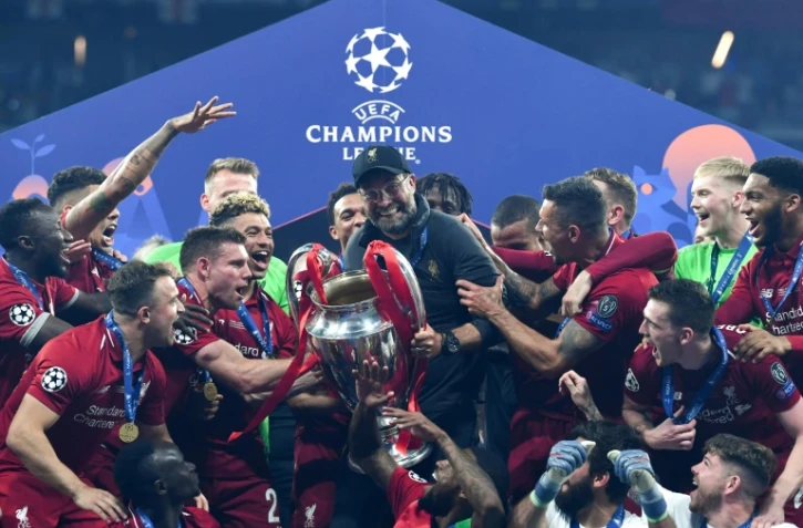 La joie de l'entraîneur de Liverpool Jurgen Klopp (c) et de ses joueurs après avoir remporté la Ligue des champions aux dépens de Tottenham, le 1er juin 2019 à Madrid