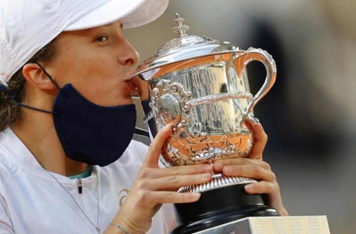 La Polonaise Iga Swiatek embrasse le trophée Suzanne Lenglen après sa victoire en finale de Roland-Garros face à l'Américaine Sofia Kenin, le 10 octobre 2020