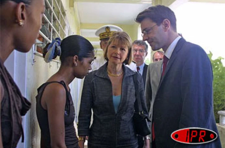 Mercredi 22 février 2006 - 

François Baroin, ministre de l'outremer, a rendu visite à la famille de la petite Tricia Nalem, 9 ans, décédée lundi d'une méningite après avoir déclaré un chikungunya