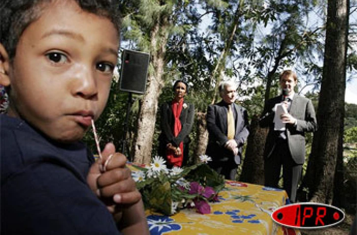 Mardi 18 octobre 2005 -

François Baroin, ministre de l'outre-mer, a rencontré les habitants d'Aurère dans le cirque de Mafate, avant de se rendre à l'ouverture de l'UROM