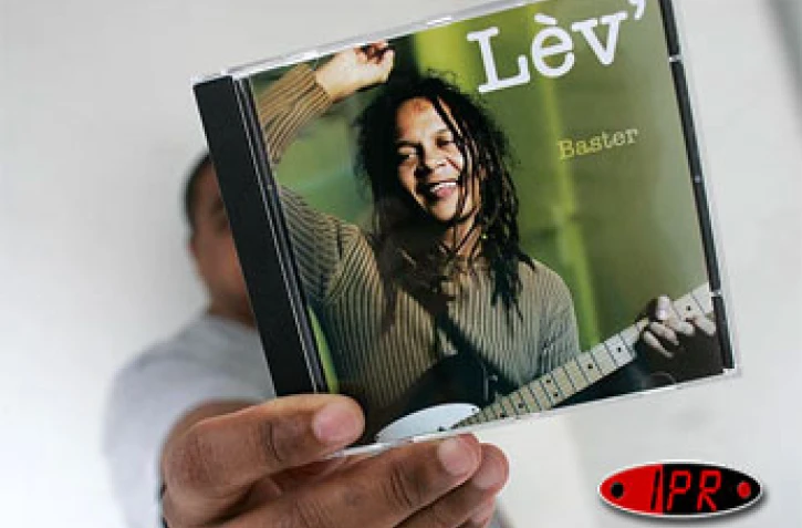 Mardi 15 novembre 2005 -

&quot;Lèv&quot;, le nouvel opus de Baster est dans tous les bacs