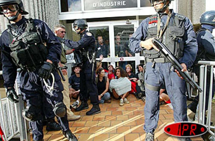 La manifestation des personnels de l'Éducation nationale à Saint-Denis a dégénéré en affrontements avec les forces de l'ordre le lundi 19 mai 2003