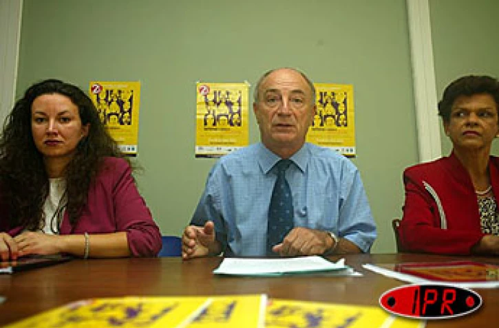 La deuxième édition du carrefour de réflexion &quot;Femme et  violence dans une société multiculturelle&quot; aura lieu les mardi 7 et mercredi 8 octobre 2004 à Saint-Pierre