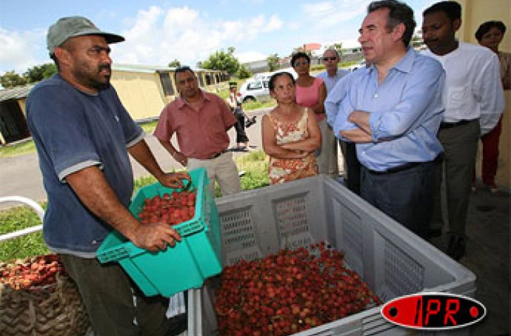 Vendredi 29 décembre 2006 -

François Bayrou, candidat UDF à la présidentielle, a visité Royal Bourbon Industrie, une entreprise agroalimentaire