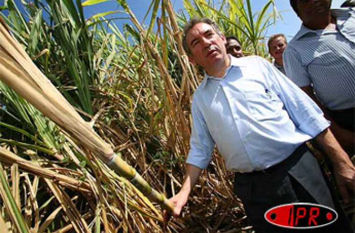 Jeudi 28 décembre 2006 -

En visite à La Réunion, François Bayrou, candidat UDF à la présidentielle, a rencontré des planteurs de cannes à sucre