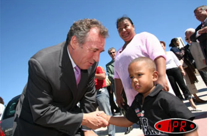 Samedi 26 août 2006 -

François Bayrou, chef de file de l'UDF, en visite aux Makes à Saint-Louis