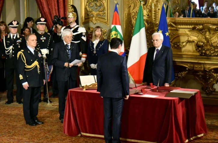 Le Premier ministre italien,  Giuseppe Conte (de dos) face président, Sergio Mattarella, lors de sa prestation de serment le 1er juin 2018 à Rome
