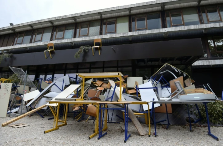 Des tables et chaises bloquant l'accès à un amphithéâtre de l'université de Montpellier le 27 mars 2018