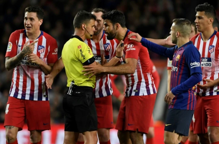 L'attaquant de l'Atlético Madrid Diego Costa s'en prend à l'arbitre lors du match contre Barcelone, le 6 avril 2019 au Camp Nou