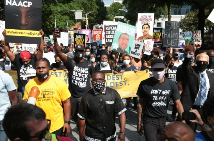 Des manifestants se rassemblent pour une marche organisée par la National Association for the Advancement of Colored People (NAACP) à Atlanta, dans le sud des Etats-Unis, après la mort d'un homme noir sous les balles d'un policier blanc