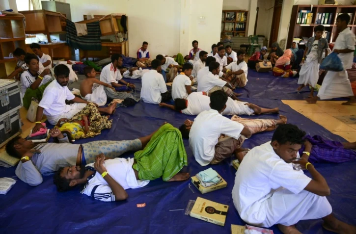 Des réfugiés rohingyas venant d'arriver se reposent dans un bâtiment de la Croix-Rouge à Maulaboh (Indonésie), le 22 mars 2024