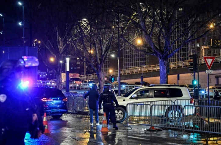 Le convoi transportant Mohamed Amra à son arrivée au tribunal de Paris le 25 février 2025
