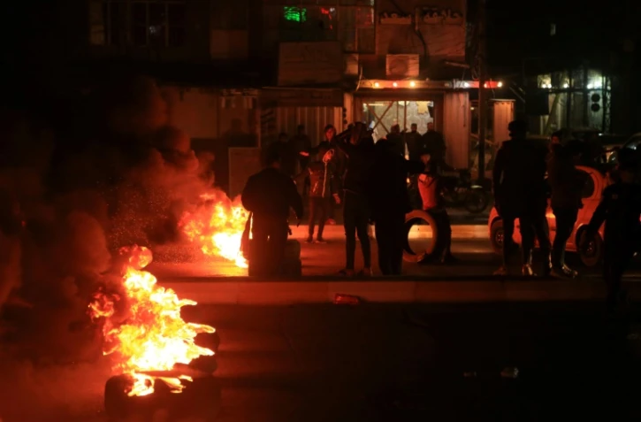 Des manifestants irakiens brûlent des pneus à Kerbala, au sud de Bagdad, le 22 décembre 2019