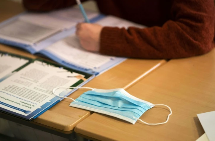 Un masque posé sur la table d'un élève de primaire le 29 novembre 2021 à De Bilt, aux Pays-Bas