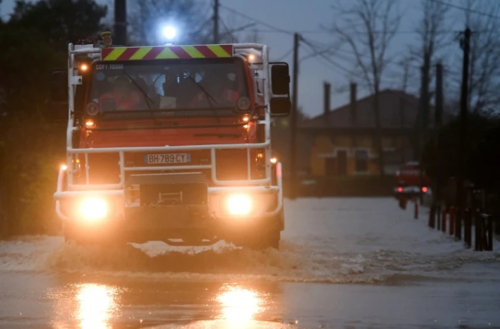 Un camion de pompiers sur une route inondée, le 13 décembre 2019 à Peyrehorade, dans les Landes