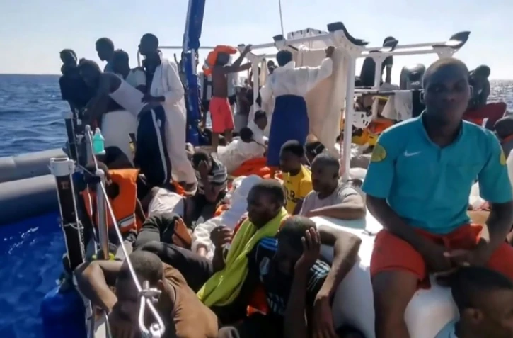 Des migrants à bord du navire Banksy. Image prise  le 29 août 2020 sur une vidéo publiée sur le compte twitter @MVLouiseMichel