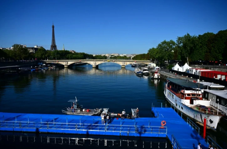 La plateforme flottante normalement utilisée pour la partie natation du triathlon, lors de l'épreuve test des JO-2024 finalement réduite à duathlon, le 20 août 2023 à Paris