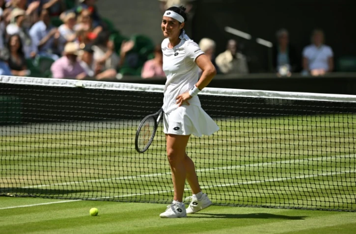 La Tunisienne Ons Jabeur souriante lors de sa demi-finale de Wimbledon face Ă l'Allemande Tatjana Maria le 7 juillet 2022