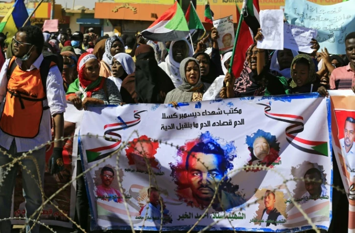 Des Soudanais sont rassemblés le 30 décembre 2019 devant un tribunal à Omdourman, près de Khartoum, où étaient jugés des membres des services de renseignements pour la mort d'un manifestant