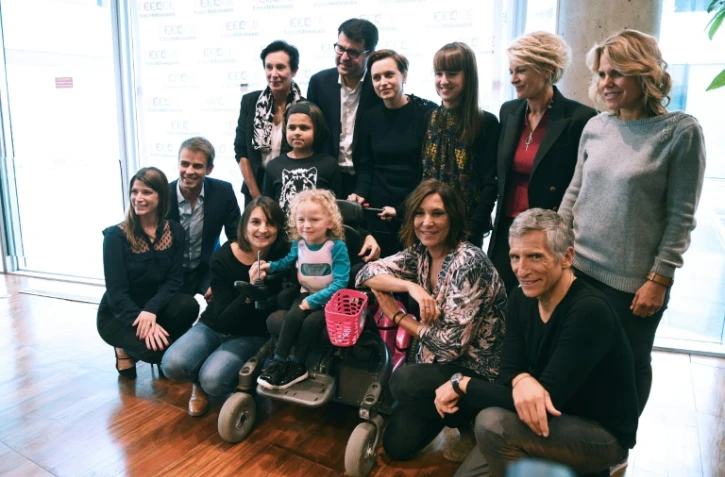 Les présentateurs du Téléthon Sophie Davant (2e D, au 2e rang) et Nagui (D, au 1er rang), et la chanteuse Zazie (2e D au 1er rang), marraine de l'édition, en compagnie d'enfants à Paris, le 8 novembre 2017