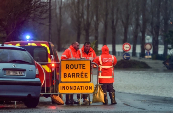 Des pompiers bloquent l'accès à une route inondée, le 13 décembre 2019 à Peyrehorade, dans les Landes