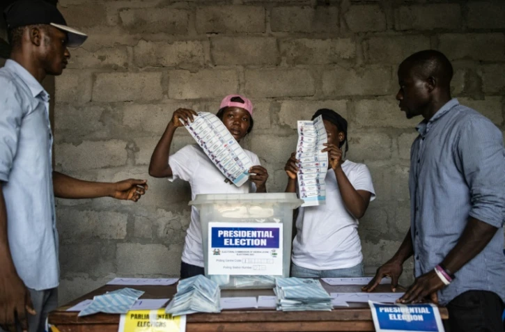 Le dépouillement des bulletins de vote à Freetown, le 24 juin 2023 en Sierra Leone
