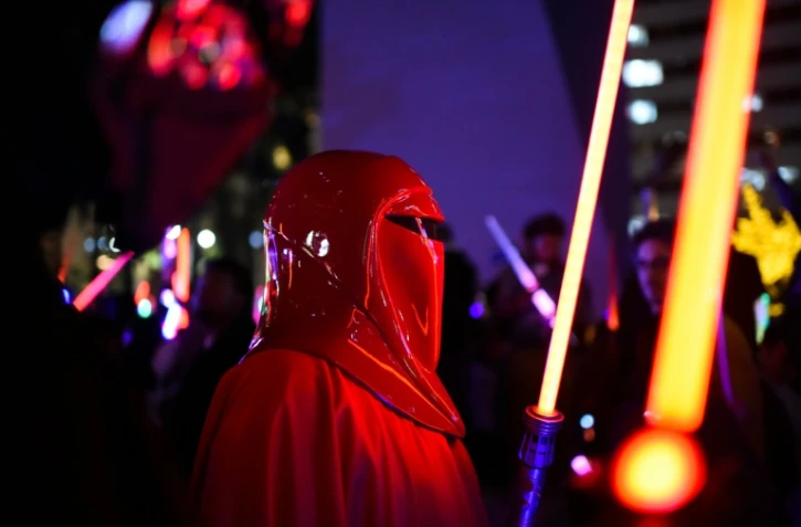Un fan de Star Wars déguisé en garde impérial, le 18 décembre 2015 à Los Angeles