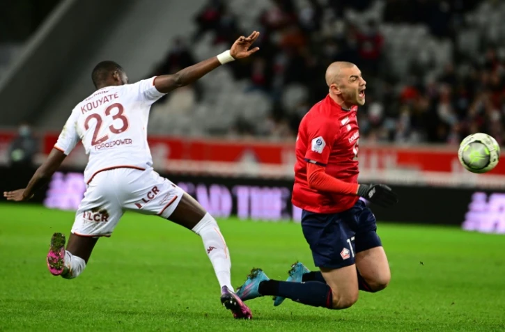 L'attaquant lillois Burak Yilmaz stoppé par le défenseur du FC Metz Boubakar Kouyaté lors du match nul (0-0) à Villeneuve-d'Ascq, le 18 février 2022 