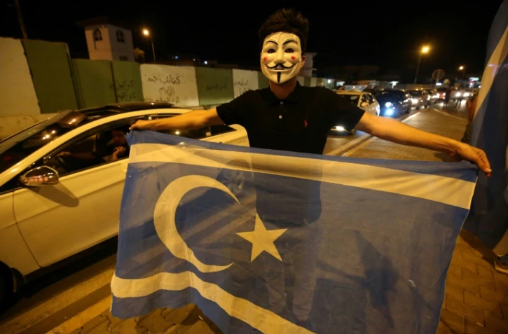 Un Irakien brandit le drapeau turkmène à Kirkouk pour célébrer le 18 octobre 2017 le retour des forces fédérales dans la ville