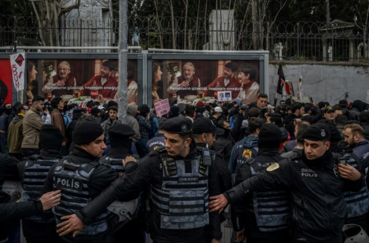 Des policiers déployés lors d'une manifestation d'étudiants en soutien au maire d'Istanbul, le 27 mars 2025 à Istanbul, en Turquie