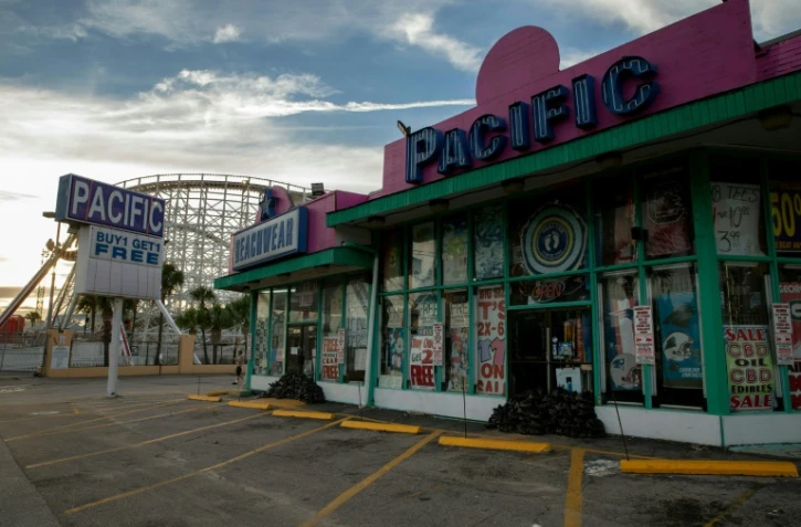 Des sacs de sable devant la porte d'une boutique de Myrtle Beach (Caroline du Sud) le 12 septembre 2018
