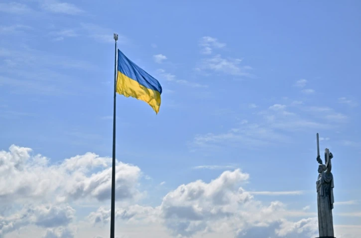 Le drapeau ukrainien flotte à côté du Monument de la Mère Patrie, le 23 août 2025 à Kiev