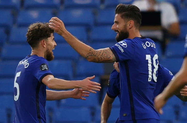 L'attaquant français de Chelsea Olivier Giroud (d) vient d'inscrire l'unique but du match contre Norwich, le 14 juillet 2020 au stade de Stamford Bridge à Londres