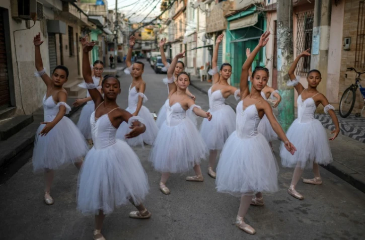 Des élèves de l'école de danse classique Manguinhos, à Rio de Janeiro (Brésil) le 27 juin 2022