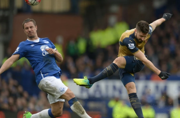 Olivier Giroud (Ă droite) lors du match Everton-Arsenal Ă Liverpool, le 19 mars 2016