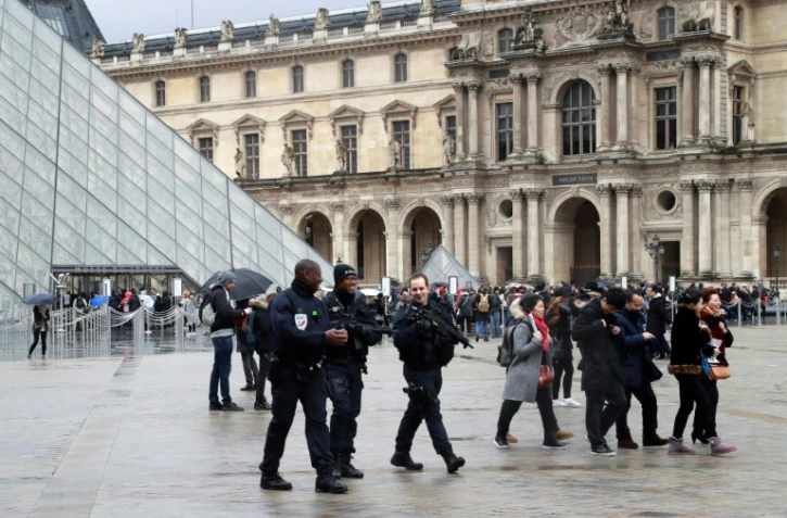 Forces de sécurité déployées le 4 février 2017 à l'entrée du Louvre à Paris
