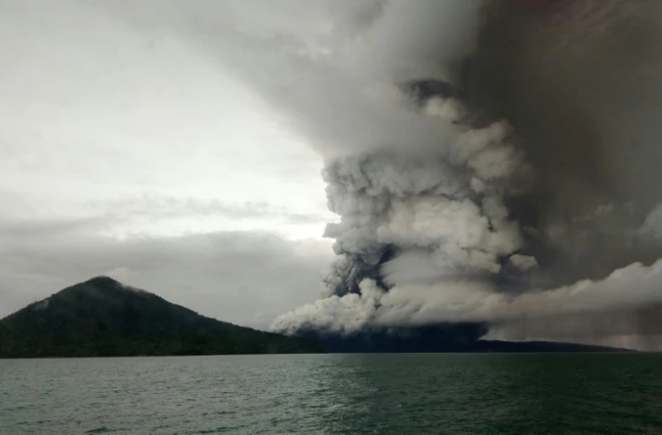Le volcan Anak Krakatoa en éruption dans le détroit de la Sonde le 26 décembre 2018