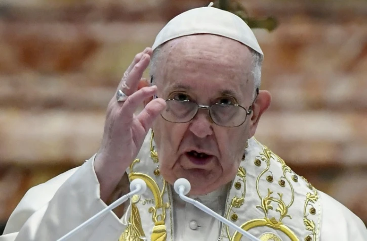 Le pape François donnant la bénédiction Urbi et Orbi de Pâques, le 4 avril 2021 à la basilique Saint Pierre à Rome