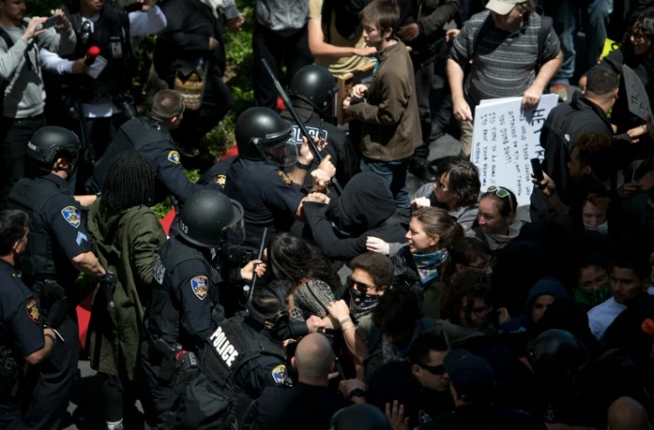 Incidents lors d'une manifestation devant l'hôtel Hyatt Regency le 29 avril 2016 à Burlingame