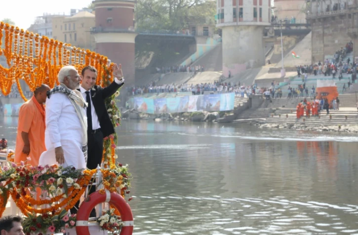 Le président de la République française Emmanuel Macron et le Premier ministre Narendra Modi, lors d'une visite à Varanasi le 12 mars 2018