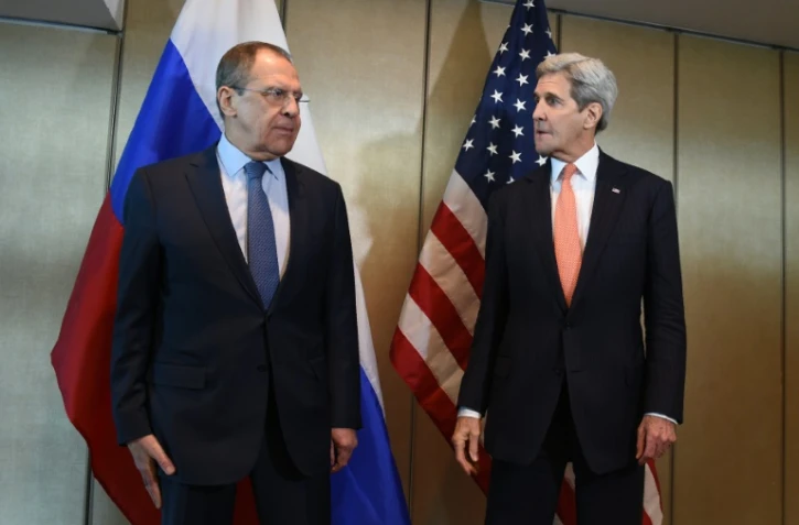 Le ministre russe des Affaires étrangères, Sergueï Lavrov (g) et le secrétaire d'Etat américain, John Kerry, le 11 février 2016 à Munich