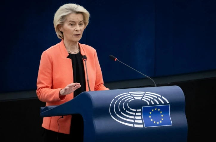 La présidente de la Commission européenne Ursula von der Leyen va proposer mercredi des mesures très attendues visant à limiter l'accès des moins de 15 ans aux réseaux sociaux