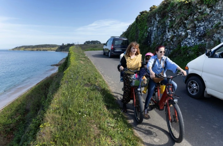 Sur une route de Belle-Île-en-Mer, dans le Morbihan, le 17 avril 2026