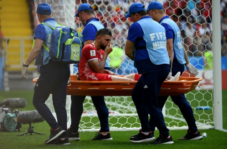 Le défenseur tunisien Syam Ben Youssef sort sur une civière contre la Belgique, le 23 juin 2018 à Moscou