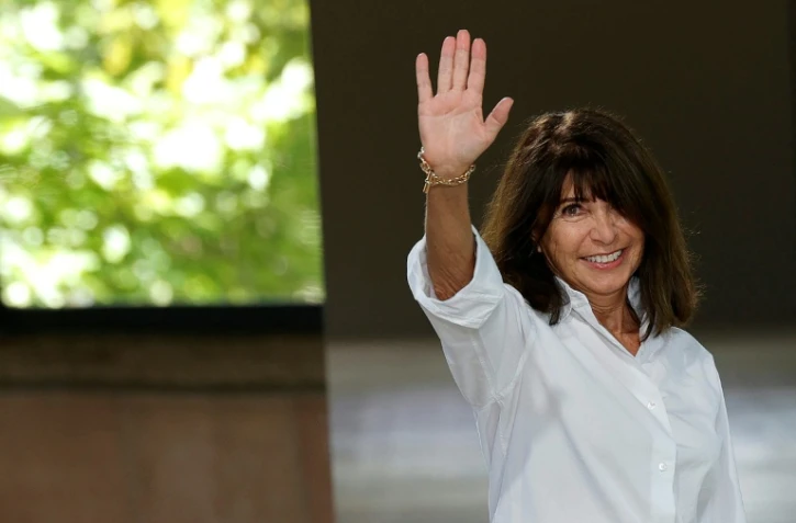 La styliste française Véronique Nichanian salue le public à la fin du défilé de la collection Hermès Homme printemps-été 2026, dans le cadre de la Fashion Week de Paris, le 28 juin 2025