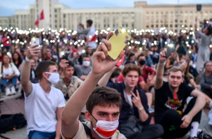 Manifestation devant le siège du gouvernement contre la répression brutale des mouvements d'opposition à la réélection du président Loukachenko, le 14 août 2020 à Minsk, au Belarus