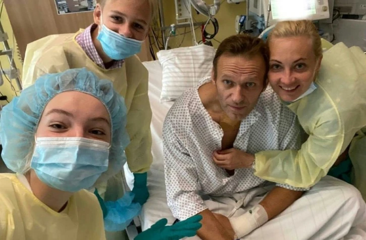 L'opposant russe Sergueï Navalny avec sa famille le 15 septembre 2020, à l'hôpital de la Charité à Berlin. Photo pub liée sur son compte Instagram  @navalny