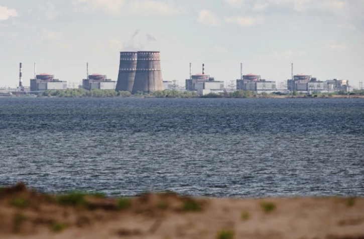 La centrale nucléaire de Zaporijjia, photographiée depuis Nikopol en Ukraine le 27 avril 2022